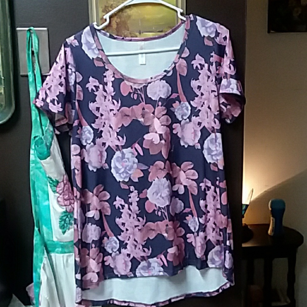 Lularoe classic tee. Very gently used wore once.